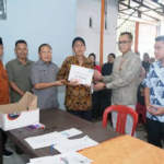 Asisten Setda Bidang Pemerintahan Indra Susanto dan Kepala Dinas Sosial dan Kepala Bagian Kesejahteraan Masyarakat Setda OKU menyaksikan dì Kantor Pos Baturaja. (Sumber : okusatu.id)