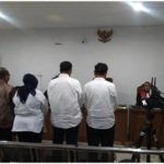 Tiga mantan anggota DPRD OKU bersama mantan Kepala Dinas PUPR Kabupaten OKU berdiri mendengarkan putusan dari majelis hakim atas kasus korupsi fee proyek pokir, Selasa (9/12/2025).